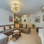 Apartmán Comfortable Obad, 4 Min Walk To Znjan