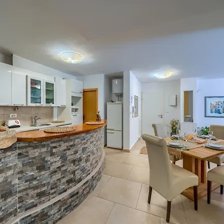 Comfortable Obad, 4 Min Walk To Znjan Apartman