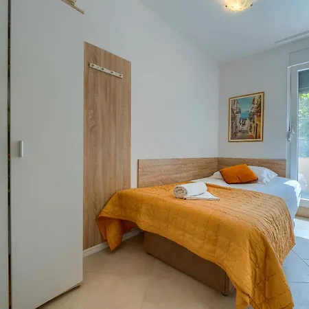 Comfortable Obad, 4 Min Walk To Znjan Apartman