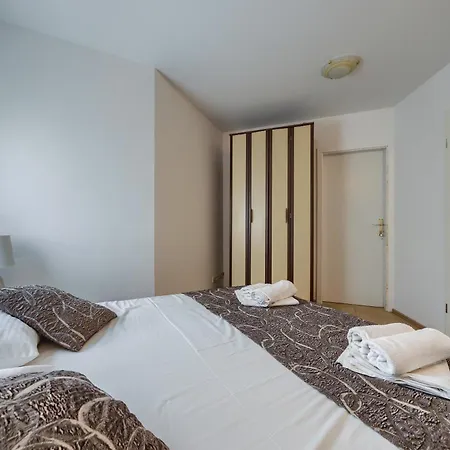Comfortable Obad, 4 Min Walk To Znjan Apartman *