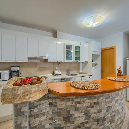 Comfortable Obad, 4 Min Walk To Znjan *