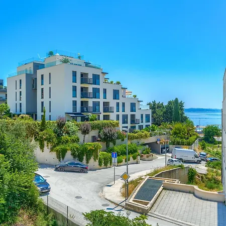 Comfortable Obad, 4 Min Walk To Znjan Apartman