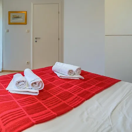Comfortable Obad, 4 Min Walk To Znjan Apartman Split