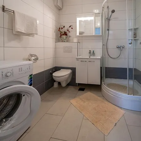 Comfortable Obad, 4 Min Walk To Znjan Apartman *